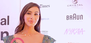 Deana Uppal holding a Most Influential Woman award