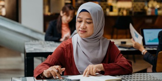 Student learning maths in classroom setting