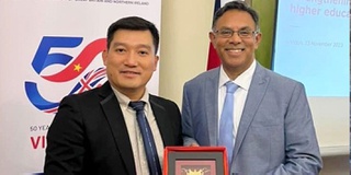 A picture of the Vice Chancellor and a representative from Hanoi at a MOU signing